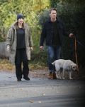 Huizen 24 november 2024
Linda de Mol en partner Jeroen Rietbergen aan het wandelen met hun 2 labradors / honden