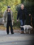 Huizen 24 november 2024
Linda de Mol en partner Jeroen Rietbergen aan het wandelen met hun 2 labradors / honden