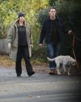 Huizen 24 november 2024
Linda de Mol en partner Jeroen Rietbergen aan het wandelen met hun 2 labradors / honden