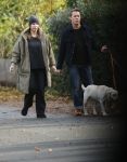 Huizen 24 november 2024
Linda de Mol en partner Jeroen Rietbergen aan het wandelen met hun 2 labradors / honden
