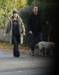 Huizen 24 november 2024
Linda de Mol en partner Jeroen Rietbergen aan het wandelen met hun 2 labradors / honden