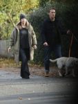 Huizen 24 november 2024
Linda de Mol en partner Jeroen Rietbergen aan het wandelen met hun 2 labradors / honden