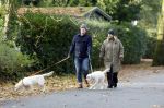 Huizen 24 november 2024
Linda de Mol en partner Jeroen Rietbergen aan het wandelen met hun 2 labradors / honden