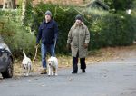 Huizen 24 november 2024
Linda de Mol en partner Jeroen Rietbergen aan het wandelen met hun 2 labradors / honden