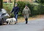 Huizen 24 november 2024
Linda de Mol en partner Jeroen Rietbergen aan het wandelen met hun 2 labradors / honden