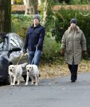 Huizen 24 november 2024
Linda de Mol en partner Jeroen Rietbergen aan het wandelen met hun 2 labradors / honden