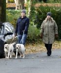 Huizen 24 november 2024
Linda de Mol en partner Jeroen Rietbergen aan het wandelen met hun 2 labradors / honden
