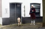 Den Haag 23 november 2024
Matthijs v Nieuwkerk en zijn vriendin Martha Riemsma met hun nieuwe hondje bij hun huis in Den Haag .