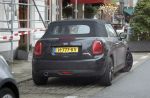 Den Haag 23 november 2024
Matthijs v Nieuwkerk en zijn vriendin Martha Riemsma met hun nieuwe hondje bij hun huis in Den Haag . Mini Cooper cabrio Martha Riemsma