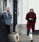 Den Haag 23 november 2024
Matthijs v Nieuwkerk en zijn vriendin Martha Riemsma met hun nieuwe hondje bij hun huis in Den Haag .