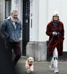 Den Haag 23 november 2024
Matthijs v Nieuwkerk en zijn vriendin Martha Riemsma met hun nieuwe hondje bij hun huis in Den Haag .