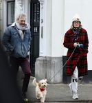 Den Haag 23 november 2024
Matthijs v Nieuwkerk en zijn vriendin Martha Riemsma met hun nieuwe hondje bij hun huis in Den Haag .