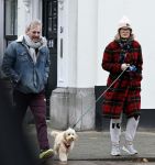 Den Haag 23 november 2024
Matthijs v Nieuwkerk en zijn vriendin Martha Riemsma met hun nieuwe hondje bij hun huis in Den Haag .