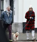 Den Haag 23 november 2024
Matthijs v Nieuwkerk en zijn vriendin Martha Riemsma met hun nieuwe hondje bij hun huis in Den Haag .