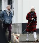 Den Haag 23 november 2024
Matthijs v Nieuwkerk en zijn vriendin Martha Riemsma met hun nieuwe hondje bij hun huis in Den Haag .