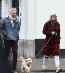 Den Haag 23 november 2024
Matthijs v Nieuwkerk en zijn vriendin Martha Riemsma met hun nieuwe hondje bij hun huis in Den Haag .