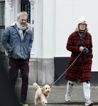 Den Haag 23 november 2024
Matthijs v Nieuwkerk en zijn vriendin Martha Riemsma met hun nieuwe hondje bij hun huis in Den Haag .