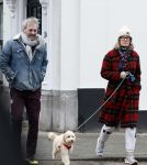 Den Haag 23 november 2024
Matthijs v Nieuwkerk en zijn vriendin Martha Riemsma met hun nieuwe hondje bij hun huis in Den Haag .
