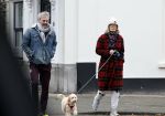 Den Haag 23 november 2024
Matthijs v Nieuwkerk en zijn vriendin Martha Riemsma met hun nieuwe hondje bij hun huis in Den Haag .
