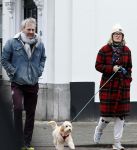 Den Haag 23 november 2024
Matthijs v Nieuwkerk en zijn vriendin Martha Riemsma met hun nieuwe hondje bij hun huis in Den Haag .
