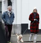 Den Haag 23 november 2024
Matthijs v Nieuwkerk en zijn vriendin Martha Riemsma met hun nieuwe hondje bij hun huis in Den Haag .