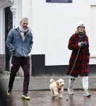 Den Haag 23 november 2024
Matthijs v Nieuwkerk en zijn vriendin Martha Riemsma met hun nieuwe hondje bij hun huis in Den Haag .