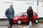 Den Haag 23 november 2024
Matthijs v Nieuwkerk en zijn vriendin Martha Riemsma met hun nieuwe hondje bij hun huis in Den Haag .
