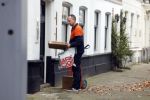 Den Haag 9 november 2024
Huis Matthijs v Nieuwkerk . De auto van Martha Riemsma staat voor de deur. Bezorger Post NL aan de deur bij Matthijs