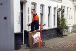 Den Haag 9 november 2024
Huis Matthijs v Nieuwkerk . De auto van Martha Riemsma staat voor de deur. Bezorger Post NL aan de deur bij Matthijs