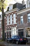 Haarlem e.o. 2 november 2024
Paul Witteman en (ex) partner Melinde Kassens wandelend in het bos winkelend  en bij het huis van Melinde Kassens in de buurt van het huis van Paul . Melinde Kassens haar huis met voor het huis de auto van Paul Witteman