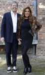 Broek en Waterland 26 oktober 2024
Douwe Bob en Anouk trouwen in de kerk van Broek en Waterland . Douwe arriveert met zijn zoontje op een paard bij de kerk. Patty Brard kwam met haar man Antoine