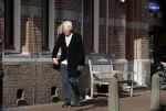 Haarlem e.o. 2 november 2024
Paul Witteman en (ex) partner Melinde Kassens wandelend in het bos winkelend  en bij het huis van Melinde Kassens in de buurt van het huis van Paul .