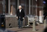 Haarlem e.o. 2 november 2024
Paul Witteman en (ex) partner Melinde Kassens wandelend in het bos winkelend  en bij het huis van Melinde Kassens in de buurt van het huis van Paul .