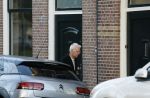 Haarlem e.o. 2 november 2024
Paul Witteman en (ex) partner Melinde Kassens wandelend in het bos winkelend  en bij het huis van Melinde Kassens in de buurt van het huis van Paul . Paul Witteman arriveert bij zijn huis