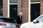 Haarlem e.o. 2 november 2024
Paul Witteman en (ex) partner Melinde Kassens wandelend in het bos winkelend  en bij het huis van Melinde Kassens in de buurt van het huis van Paul . Paul Witteman arriveert bij zijn huis