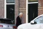 Haarlem e.o. 2 november 2024
Paul Witteman en (ex) partner Melinde Kassens wandelend in het bos winkelend  en bij het huis van Melinde Kassens in de buurt van het huis van Paul . Paul Witteman arriveert bij zijn huis