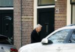 Haarlem e.o. 2 november 2024
Paul Witteman en (ex) partner Melinde Kassens wandelend in het bos winkelend  en bij het huis van Melinde Kassens in de buurt van het huis van Paul . Paul Witteman arriveert bij zijn huis
