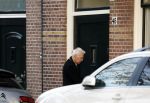 Haarlem e.o. 2 november 2024
Paul Witteman en (ex) partner Melinde Kassens wandelend in het bos winkelend  en bij het huis van Melinde Kassens in de buurt van het huis van Paul . Paul Witteman arriveert bij zijn huis