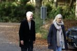 Haarlem e.o. 2 november 2024
Paul Witteman en (ex) partner Melinde Kassens wandelend in het bos winkelend  en bij het huis van Melinde Kassens in de buurt van het huis van Paul .