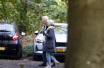 Haarlem e.o. 2 november 2024
Paul Witteman en (ex) partner Melinde Kassens wandelend in het bos winkelend  en bij het huis van Melinde Kassens in de buurt van het huis van Paul .