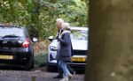 Haarlem e.o. 2 november 2024
Paul Witteman en (ex) partner Melinde Kassens wandelend in het bos winkelend  en bij het huis van Melinde Kassens in de buurt van het huis van Paul .