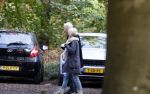 Haarlem e.o. 2 november 2024
Paul Witteman en (ex) partner Melinde Kassens wandelend in het bos winkelend  en bij het huis van Melinde Kassens in de buurt van het huis van Paul .