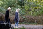 Haarlem e.o. 2 november 2024
Paul Witteman en (ex) partner Melinde Kassens wandelend in het bos winkelend  en bij het huis van Melinde Kassens in de buurt van het huis van Paul .