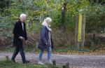 Haarlem e.o. 2 november 2024
Paul Witteman en (ex) partner Melinde Kassens wandelend in het bos winkelend  en bij het huis van Melinde Kassens in de buurt van het huis van Paul .
