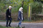 Haarlem e.o. 2 november 2024
Paul Witteman en (ex) partner Melinde Kassens wandelend in het bos winkelend  en bij het huis van Melinde Kassens in de buurt van het huis van Paul .