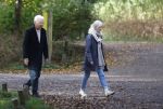 Haarlem e.o. 2 november 2024
Paul Witteman en (ex) partner Melinde Kassens wandelend in het bos winkelend  en bij het huis van Melinde Kassens in de buurt van het huis van Paul .