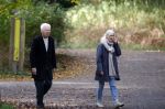 Haarlem e.o. 2 november 2024
Paul Witteman en (ex) partner Melinde Kassens wandelend in het bos winkelend  en bij het huis van Melinde Kassens in de buurt van het huis van Paul .