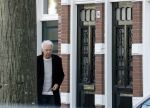 Haarlem e.o. 2 november 2024
Paul Witteman en (ex) partner Melinde Kassens wandelend in het bos winkelend  en bij het huis van Melinde Kassens in de buurt van het huis van Paul . Paul Witteman vertrekt bij huis van Melinde Kassens