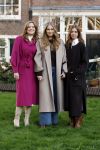 Amsterdam 29 november 2024
Fotouurtje Koninklijk huis met Koning Willem Alexander Koningin Maxima Prinses Amalia Prinses Alexia Prinses Ariane en hun hondje Mambo . De shoot vond plaats op het Begijnhof in het centrum van Amsterdam.