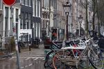 Amsterdam 2 december 2024
De weg voor het huis van Prinses Amalia is opengebroekn en daardoor ook afgesloten voor verkeer.